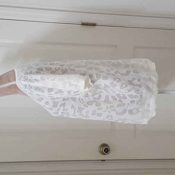 Ava & Viv, White on White Animal Print, Knit Short Sleeve Top, Gently Used Cond. - Picture 3 of 10